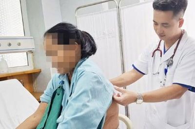 Cứu sống cụ bà 70 tuổi sốc phản vệ nguy kịch do bị ong vò vẽ đốt 60 mũi khi đi làm vườn