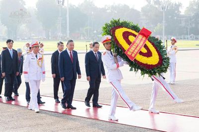 Lãnh đạo Đảng, Nhà nước và các đại biểu Quốc hội vào Lăng viếng Chủ tịch Hồ Chí Minh trước Kỳ họp thứ 2