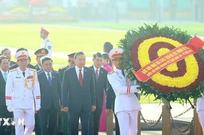 Đoàn đại biểu Quốc hội vào Lăng viếng Chủ tịch Hồ Chí Minh