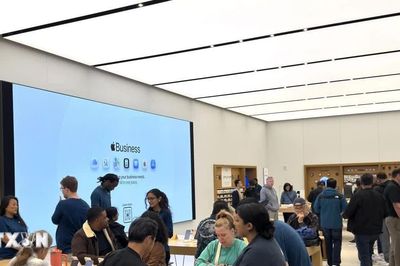 Mẫu iPhone Duo của Apple 'cháy hàng' trong ngày mở bán