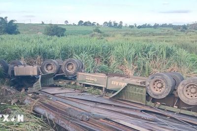 Đắk Lắk: Lật xe ôtô đầu kéo trong đêm khiến 2 người tử vong