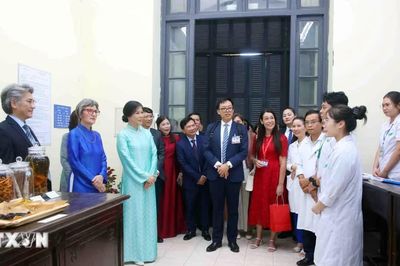 Phu nhân Tổng Bí thư, Chủ tịch nước và Phu nhân Tổng thống Thụy Sĩ thăm Trường Đại học Dược Hà Nội