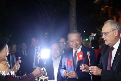 Tổng Bí thư, Chủ tịch nước Tô Lâm và Phu nhân cùng Tổng thống Thụy Sĩ và Phu nhân dạo phố đi bộ hồ Hoàn Kiếm