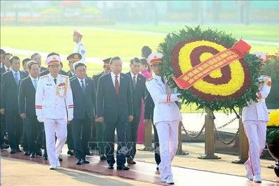 Đoàn đại biểu Quốc hội vào Lăng viếng Chủ tịch Hồ Chí Minh