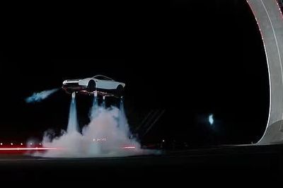 Tesla trình làng xe bay như tên lửa: Bước đột phá hay thách thức an toàn?