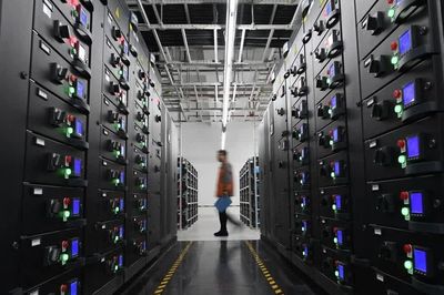 Cố vấn LHQ: Trung tâm dữ liệu thành 'mặt trận mới', EU giảm tốc AI