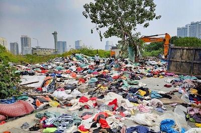 Gần 300 tấn quần áo cũ giữa Hà Nội đang được đưa đi xử lý tại Nam Sơn