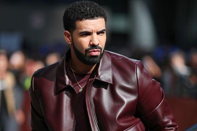 Drake bị kiện