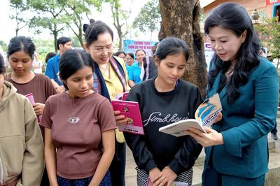 20/10, mong thay hoa bằng hộp sữa, thẻ khám thai dành tặng mẹ bầu khó khăn ở Gia Lai