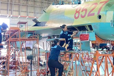 Nét đẹp của nữ thợ sửa chữa máy bay tiêm kích Nhà máy A32
