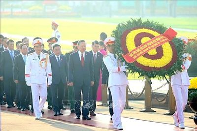 Đoàn đại biểu Quốc hội vào Lăng viếng Chủ tịch Hồ Chí Minh