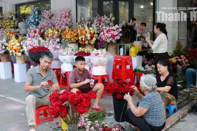 Cửa hàng hoa tất bật chuẩn bị cho ngày 20/10