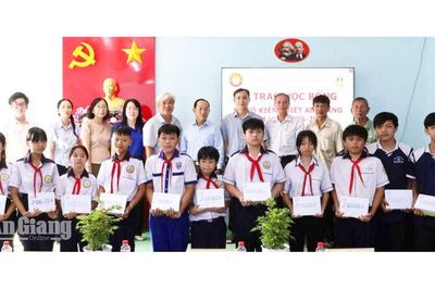 Trao 49 suất học bổng cho học sinh khó khăn tại phường Tịnh Biên