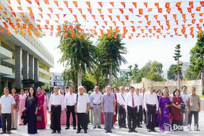 Văn phòng Thành ủy dâng hương Nhà thờ Bác Hồ