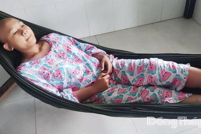 Cha mẹ bán vé số cầu xin cứu giúp con gái 15 tuổi bị ung thư