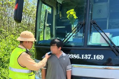 Xử lý tài xế xe khách vượt ẩu trên quốc lộ 14