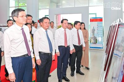 Triển lãm ảnh "Chủ tịch Hồ Chí Minh trong hành trình thực hiện khát vọng hòa bình và độc lập dân tộc"