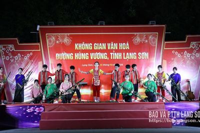 Sôi nổi chuỗi hoạt động tại Không gian văn hóa đường Hùng Vương tối 17/10