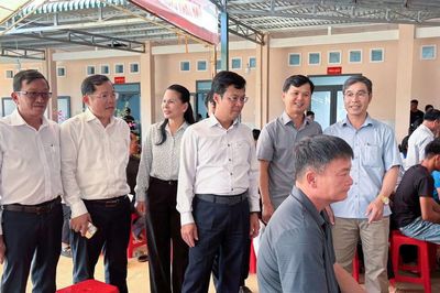 Phó Chủ tịch UBND tỉnh Đinh Văn Tuấn kiểm tra khám sức khỏe toàn dân tại xã Quảng Sơn