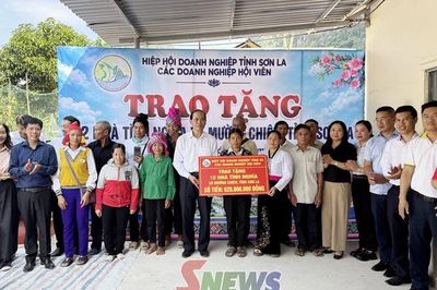 Bàn giao 12 nhà tình nghĩa cho hộ nghèo xã Mường Chiên