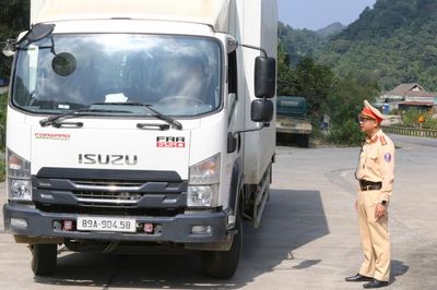 CSGT Sơn La tăng cường kiểm tra xe kinh doanh vận tải, xử lý vi phạm