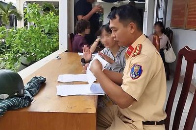Khánh Hòa: Xử lý tài xế đỗ ô tô ngược chiều từ phản ánh qua VNeTraffic