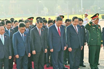 Lãnh đạo Đảng, Nhà nước và đại biểu Quốc hội vào Lăng viếng Chủ tịch Hồ Chí Minh