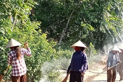 Phụ nữ thôn Thạch Hải chung tay làm đẹp quê hương