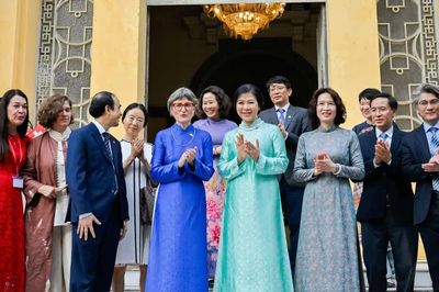 Phu nhân lãnh đạo Việt Nam và Thụy Sĩ thăm Trường Đại học Dược Hà Nội