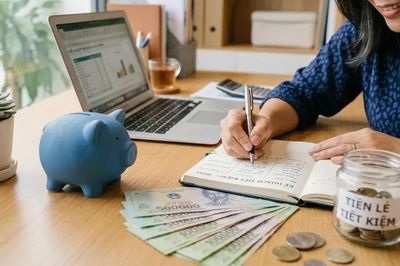 Qua tuổi 40 mới hiểu: 5 cách giữ tiền để không chật vật khi biến cố ập đến