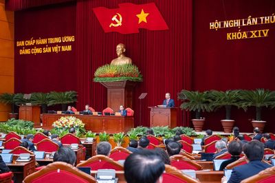 Trung ương yêu cầu đổi mới tiêu chuẩn cán bộ, không nặng về bằng cấp, thâm niên