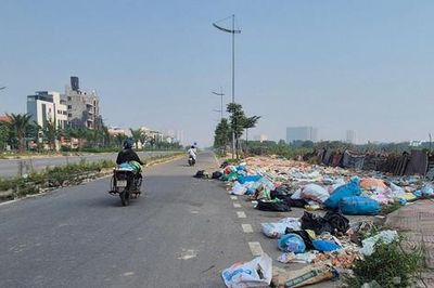 Rác thải xây dựng tràn lan dọc tuyến đường Vành đai 3,5