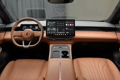 Sedan cao cấp ngang cỡ Mercedes-Benz trang bị động cơ 2in1, chạy 240km không tốn 1 giọt xăng, giá từ 743 triệu đồng