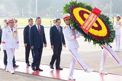 ĐBQH vào Lăng viếng Chủ tịch Hồ Chí Minh trước giờ khai mạc Kỳ họp thứ 2