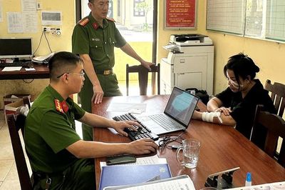 Khởi tố Hoàng Thị Hương vì giật biển tên, bẻ gậy chỉ huy giao thông