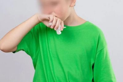 Nửa năm khò khè, khó nuốt, bé trai được phát hiện dị vật mắc sâu trong cổ