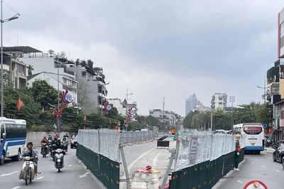 Rào chắn, hạn chế một loạt phương tiện trên đường Nghi Tàm, Âu Cơ để thi công cầu Tứ Liên