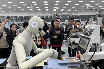 Robot Trung Quốc học nghề, công nhân có lo mất việc?