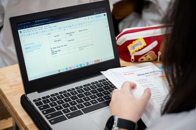 Rủi ro khi lạm dụng giao bài tập trên laptop, iPad