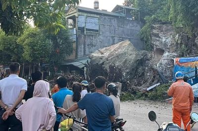 Đá lớn lăn từ sườn đồi xuống đè sập quán hàng ở Tuyên Quang