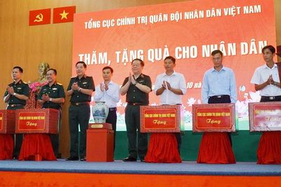 Thắm tình quân dân qua hành trình trở về Chiến khu 8