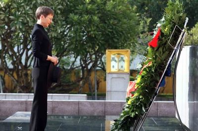 [Ảnh] Thủ tướng Liechtenstein đặt vòng hoa tưởng niệm các Anh hùng liệt sĩ