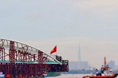 Lai dắt nhịp cầu 3.400 tấn vào sông Soài Rạp an toàn