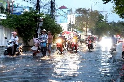 Ngày 18/10, Nam Bộ và Nam Trung Bộ mưa dông, cảnh báo lốc xoáy trên biển