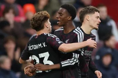 Liverpool ngược dòng thắng Brentford