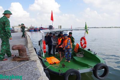 Bắt đối tượng truy nã khi đang làm thuê trên tàu cá