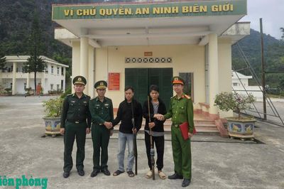 Đồn Biên phòng Sơn Vĩ tiếp nhận 2 khẩu súng tự chế do người dân tự nguyện giao nộp