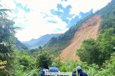 Núi nứt dài 1km đe dọa an toàn 61 hộ dân