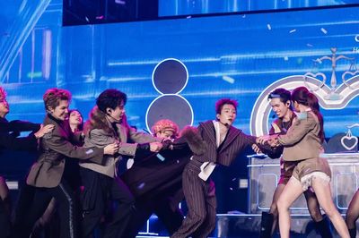 Cơn mưa không thể cản biển người đu concert