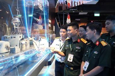 Sĩ quan trẻ Việt Nam khám phá tổ hợp trường bắn đa nhiệm tại Singapore